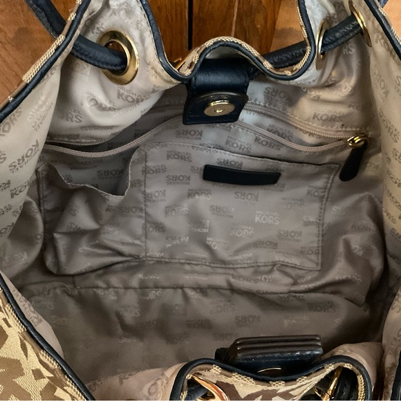 Michael Kor’s Signature Canvas East West Ring handle Handbag - Picture 6 of 7